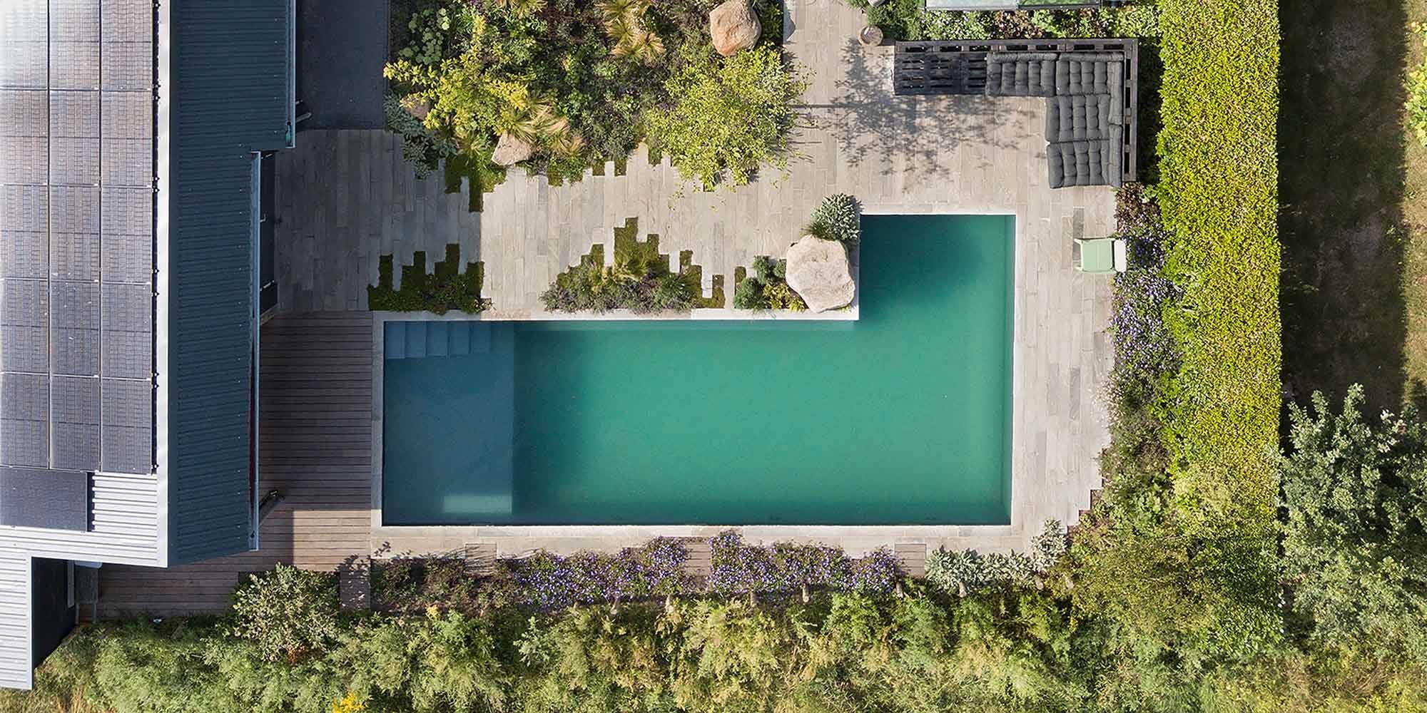 Een zwembad in Nederland in de tuin van bovenaf gefotografeerd